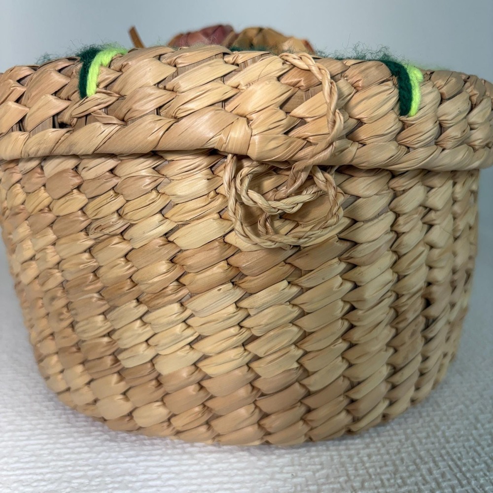 Handwoven Round Straw Basket Hinged Lid Green Yarn Sunburst Floral Boho Decor - Picture 8 of 11